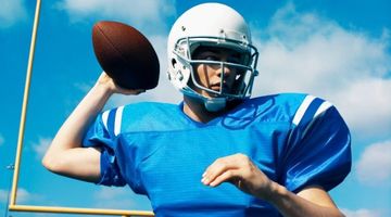 Quarterback Guide For Football Players (Tips And Tricks)